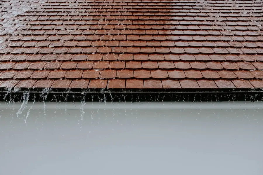 Toiture en tuiles sous la pluie