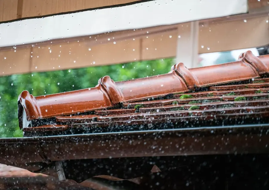 Gouttière et rive de toiture sous la pluie